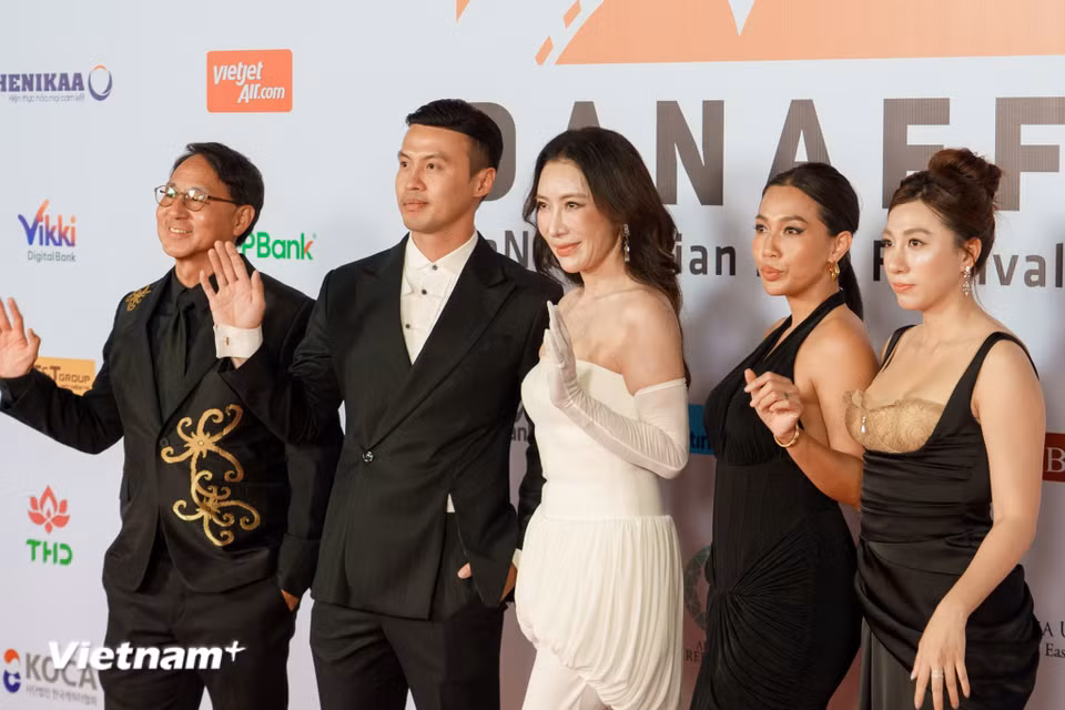 Các nghệ sĩ, nhà làm phim Việt Nam rạng rỡ trên thảm đỏ, thể hiện sự ủng hộ nhiệt tình cho kỳ Liên hoan phim quốc tế tầm cỡ được tổ chức tại nước nhà. (Ảnh: Thanh Phong/Vietnam+)