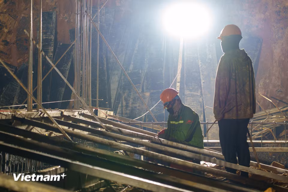 Một góc khác, dưới ánh đèn đêm, một tổ hàn cũng đang miệt mài công việc. (Ảnh: Thanh Phong/Vietnam+)