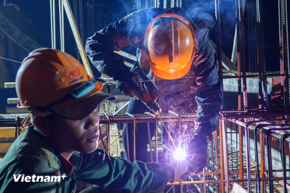 Cận cảnh từng mối hàn được công nhân chăm chút tỉ mỉ, đảm bảo độ kết dính vững chắc nhất cho kết cấu chịu lực của công trình trường học. (Ảnh: Thanh Phong/Vietnam+)