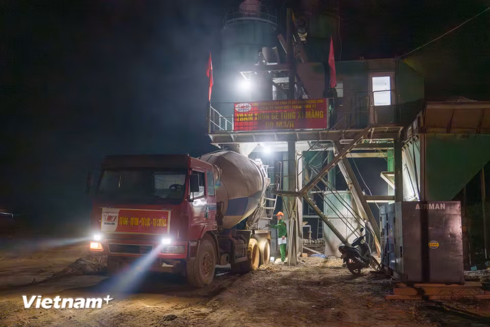 "Tự hào - Tự tin - Tự lực - Tự cường" khẩu hiệu thúc đẩy thi đua của đơn vị thi công có mặt ở khắp mọi nơi trên công trường. (Ảnh: Thanh Phong/Vietnam+)