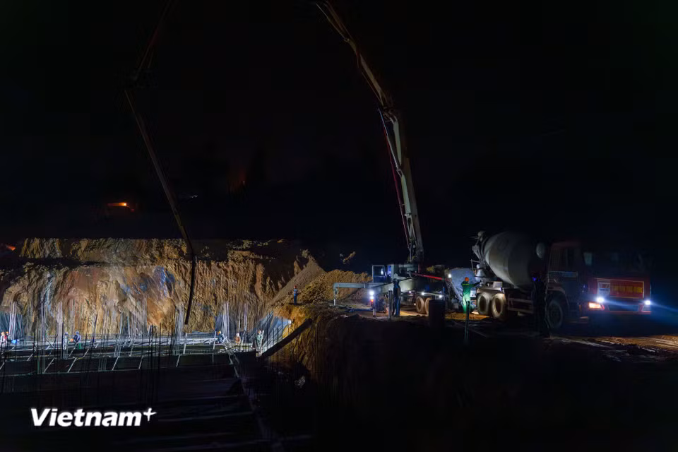 Xe bê tông liên tục phối hợp nhịp nhàng, nhanh chóng cung cấp bê tông kịp thời. (Ảnh: Thanh Phong/Vietnam+)
