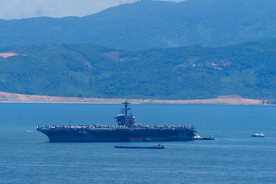Toàn cảnh tàu sân bay lớp Nimitz George Washington (CVN 73), tàu chỉ huy của Nhóm Tác chiến Tàu sân bay số 5 đến Đà Nẵng. (Ảnh: Thanh Phong/Vietnam+)