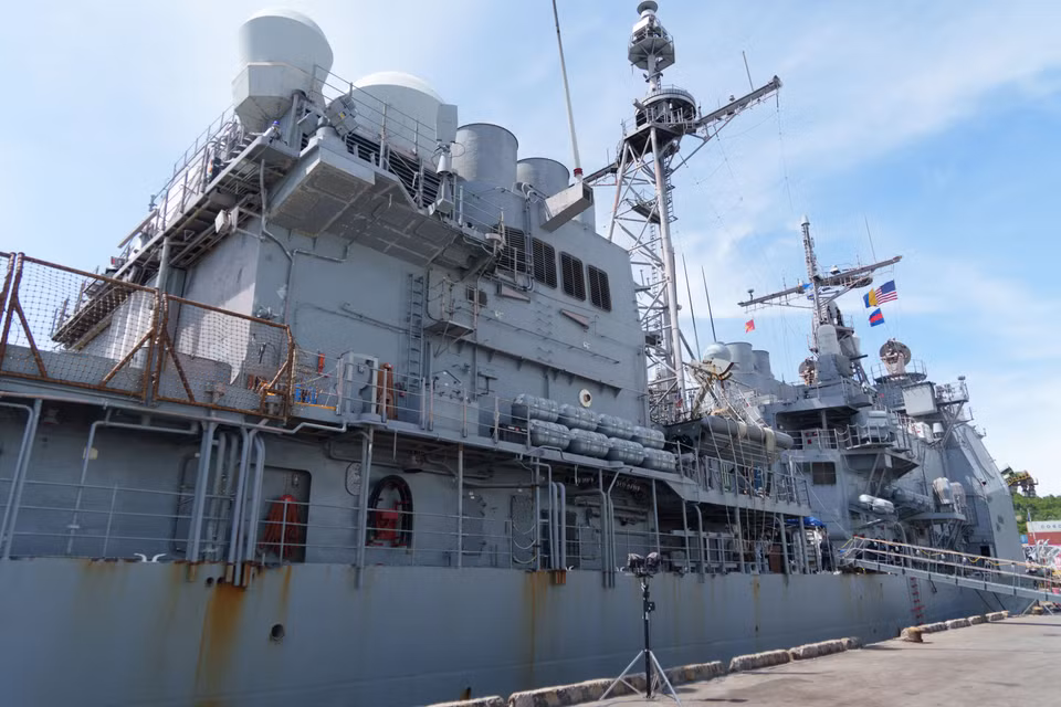 Cận cảnh tàu tuần dương hộ tống USS Robert Smalls (CG 62). (Ảnh: Thanh Phong/Vietnam+)