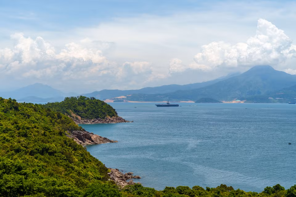 Tàu sân bay lớp Nimitz George Washington (CVN 73), tàu chỉ huy của Nhóm Tác chiến Tàu sân bay số 5 và bán đảo Sơn Trà (Đà Nẵng). (Ảnh: Thanh Phong/Vietnam+)