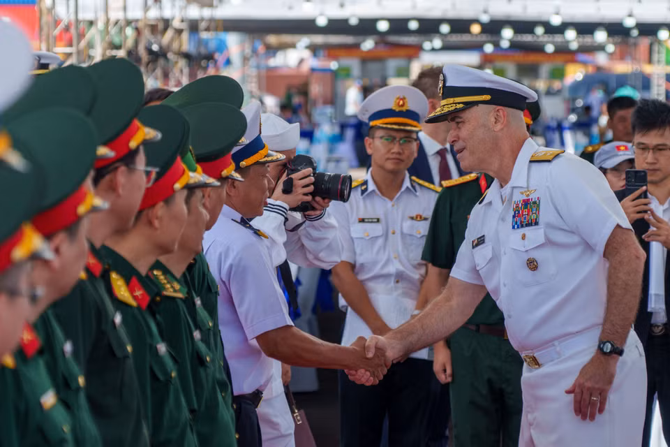 Đại diện Bộ Tư lệnh Vùng 3 Hải quân và các cơ quan chức năng Việt Nam nồng nhiệt chào đón đoàn Hoa Kỳ. (Ảnh: Thanh Phong/Vietnam+)