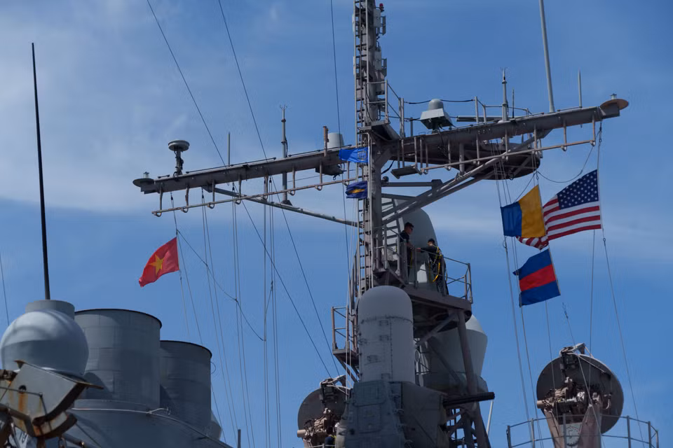 Cờ Tổ quốc Việt Nam và Hoa Kỳ tung bay trên nóc tuần dương hộ tống USS Robert Smalls (CG 62). (Ảnh: Thanh Phong/Vietnam+)