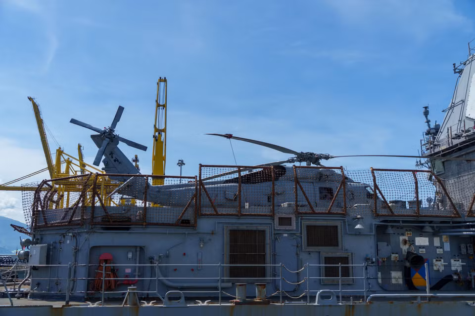 Trực thăng đậu sẵn phía đuôi tàu tuần dương hộ tống USS Robert Smalls (CG 62). (Ảnh: Thanh Phong/Vietnam+)