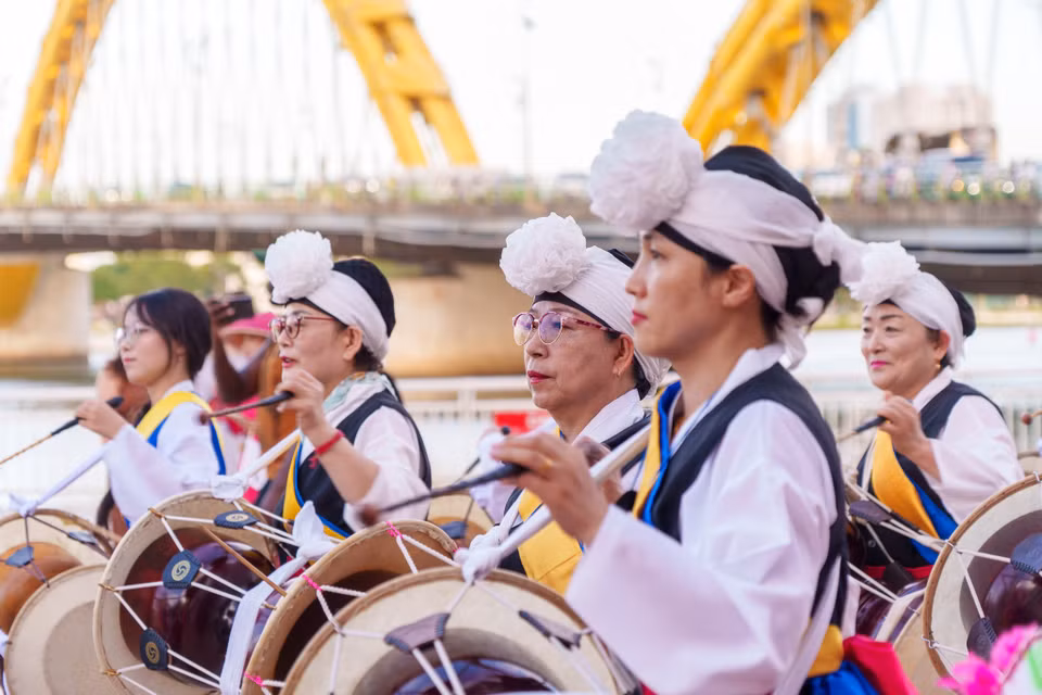 Các nữ nghệ sĩ say sưa biểu diễn trống Janggu (trống hình đồng hồ cát), một nhạc cụ tiêu biểu trong nghệ thuật Samulnori. (Ảnh: Thanh Phong/Vietnam+)