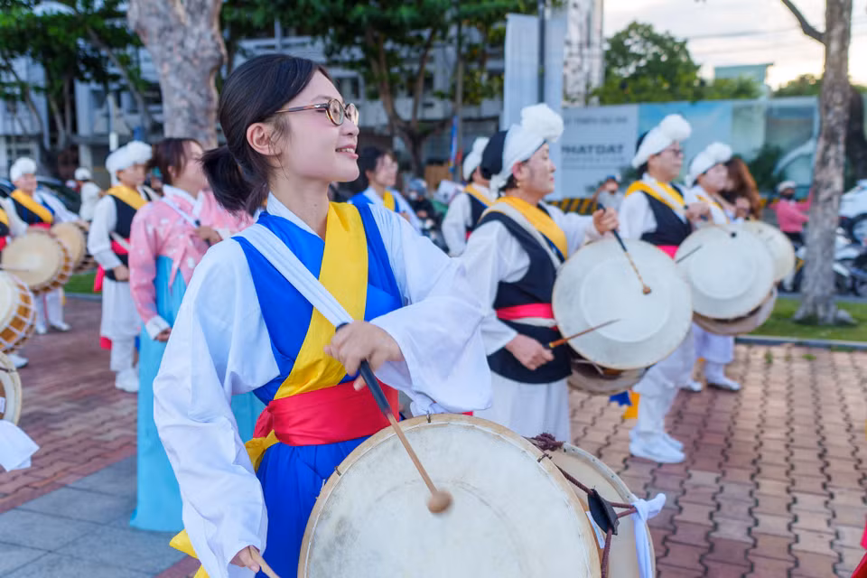 Các nghệ sĩ say sưa trong từng nhịp gõ, mang đến không khí lễ hội vô cùng sôi động. (Ảnh: Thanh Phong/Vietnam+)