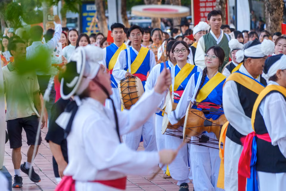 Nhiều màn trình diễn ấn tượng trên nền nhạc cụ truyền thống của Hàn Quốc khiến cả tuyến đường sôi động, thu hút người dân và du khách. (Ảnh: Thanh Phong/Vietnam+)