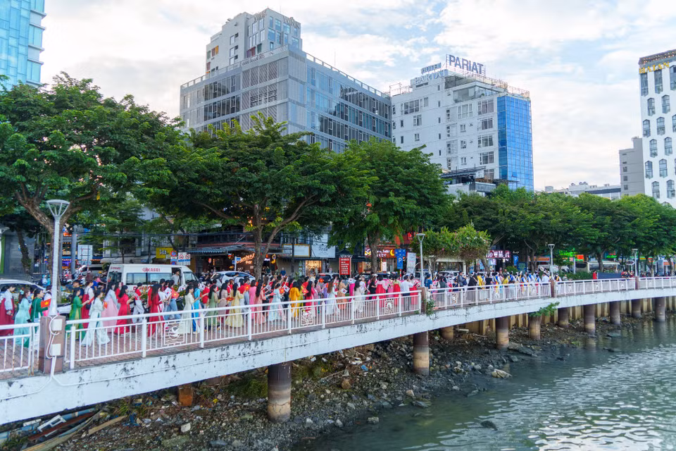 Hơn 100 thành viên từ các đoàn nghệ thuật, sinh viên hai nước tham gia diễu hành trên tuyến phố Bạch Đằng. (Ảnh: Thanh Phong/Vietnam+)