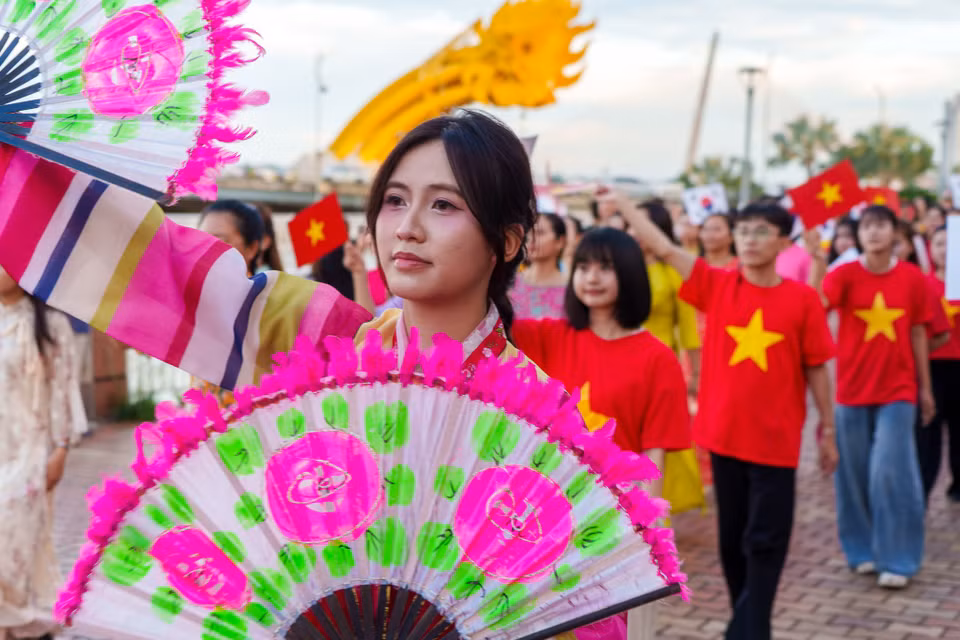 Nét xinh đẹp của thiếu nữ Việt Nam trong trang phục Hanbok hòa cùng điệu múa quạt. (Ảnh: Thanh Phong/Vietnam+)