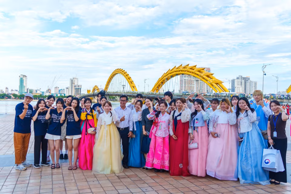 Các thành viên đoàn diễu hành chụp ảnh lưu niệm tại khu vực cầu Rồng. (Ảnh: Thanh Phong/Vietnam+) ​ ​ ​ ​ ​ ​ ​ ​ ​ ​ ​ ​ ​ ​ ​ ​ ​ ​ ​ ​ ​ ​ ​ ​ ​ ​ ​ ​ ​ ​ ​ ​ ​ ​ ​ ​ ​ ​ ​ ​ ​ ​ ​ ​ ​ ​ ​ ​ ​ ​ ​ ​ ​ ​ ​ ​ ​ ​ ​ ​ ​