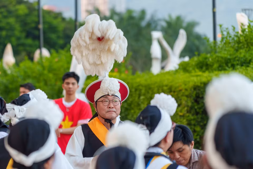 Nghệ sĩ Hàn Quốc thu hút ánh nhìn với chiếc mũ truyền thống Bupo Sangmo đính chùm lông trắng lớn, một phụ kiện độc đáo trong nghệ thuật biểu diễn Samulnori. (Ảnh: Thanh Phong/Vietnam+)