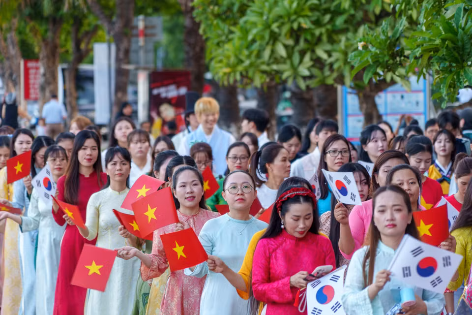Đoàn diễu hành áo dài rực rỡ cả tuyến phố Bạch Đẳng (Đà Nẵng). (Ảnh: Thanh Phong/Vietnam+)