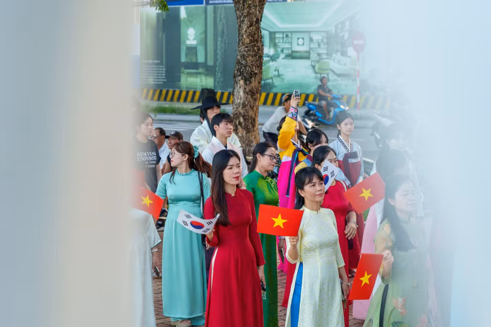 Hòa trong đoàn diễu hành là trang phục áo dài truyền thống của Việt Nam, thể hiện sự giao thoa văn hóa, hữu nghị, bền chặt giữa hai Quốc gia. (Ảnh: Thanh Phong/Vietnam+)