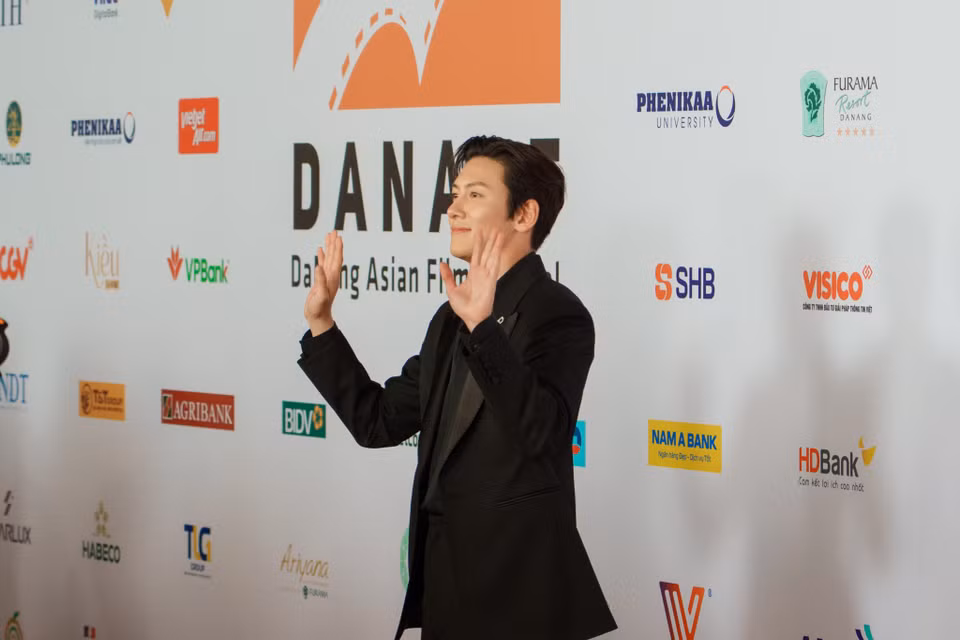 Tài tử điện ảnh Hàn Quốc Ji Chang Wook xuất hiện đầy bảnh bao trên thảm đỏ Liên hoan phim châu Á Đà Nẵng lần thứ 4 (DANAFF IV). (Ảnh: Thanh Phong/Vietnam+)