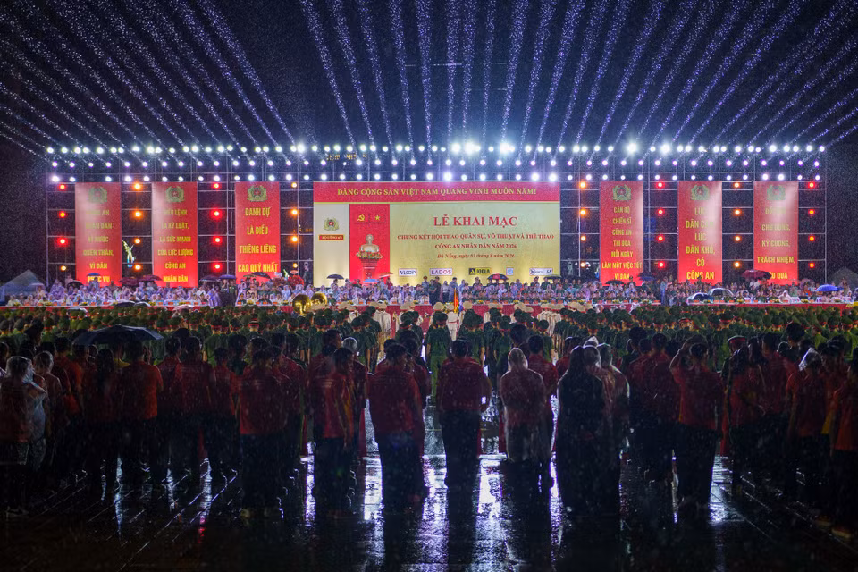 Đêm khai mạc Vòng chung kết Hội thao Công an nhân dân 2026 diễn ra "bùng nổ", rực rỡ với màn pháo hoa nghệ thuật quy mô lớn dù thời tiết có mưa. (Ảnh: Thanh Phong/Vietnam+)