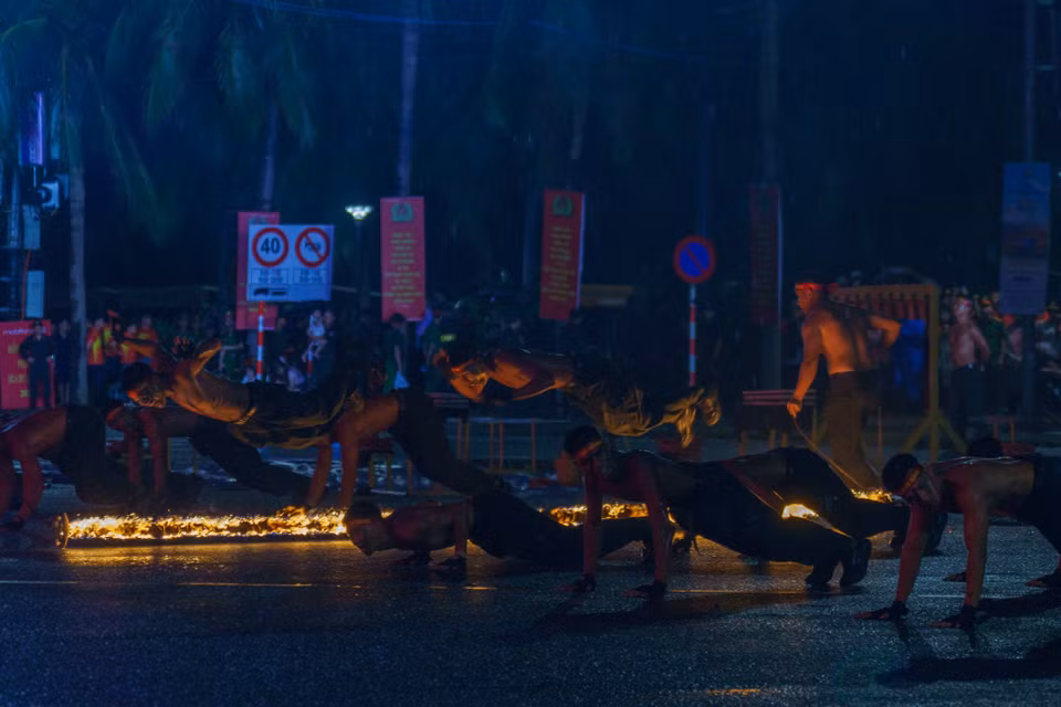 Pha bay người lao qua dải lửa đang bốc cháy ngùn ngụt đầy kịch tính của các chiến sĩ công an, thể hiện sự gan dạ và kỹ năng chiến đấu linh hoạt. (Ảnh: Thanh Phong/Vietnam+)