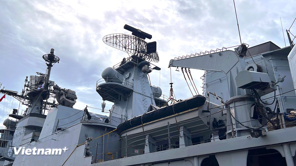 Tàu INS Delhi được trang bị pháo hạm 100mm, tên lửa phòng không, ngư lôi chống ngầm, tên lửa hành trình siêu thanh và có khả năng mang theo trực thăng săn ngầm. (Ảnh: Thanh Phong/Vietnam+)