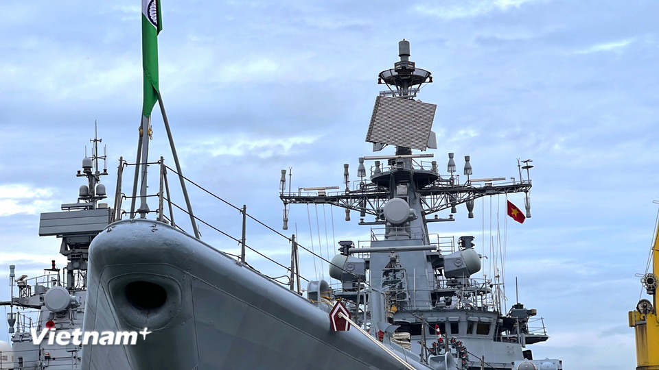Tàu INS Delhi là khu trục hạm đa năng thuộc lớp Delhi do Ấn Độ tự thiết kế và chế tạo, dài 163m, lượng giãn nước khoảng 6.700 tấn, tốc độ tối đa 30 hải lý/giờ. (Ảnh: Thanh Phong/Vietnam+)