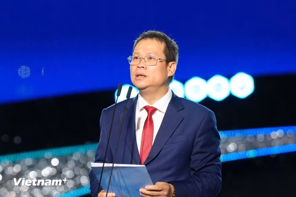 Ông Nguyễn Mạnh Hùng - Chủ tịch Uỷ ban nhân dân thành phố Đà Nẵng phát biểu tại lễ khai mạc, nhấn mạnh mong muốn của thành phố về hình ảnh năng động, nơi kết nối văn hóa, du lịch, sáng tạo và hợp tác quốc tế. (Ảnh: PV/Vietnam+)