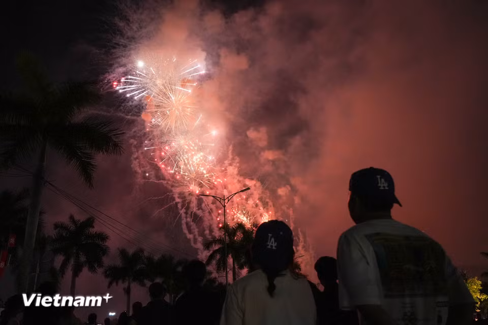 Hàng chục ngàn khán giả vỡ òa cảm xúc, ngước nhìn bầu trời đêm rực sáng với hàng ngàn bông pháo huyền ảo. (Ảnh: Thanh Phong/Vietnam+)