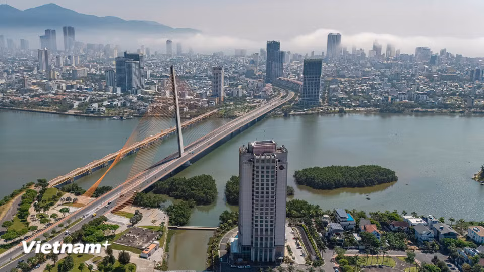 Cây cầu hiện đại này được xây dựng trên chính nền móng của cầu đường sắt De Lattre de Tassigny thời Pháp thuộc, mang trong mình dòng chảy tiếp nối của lịch sử. (Ảnh. Thanh Phong/Vietnam+)