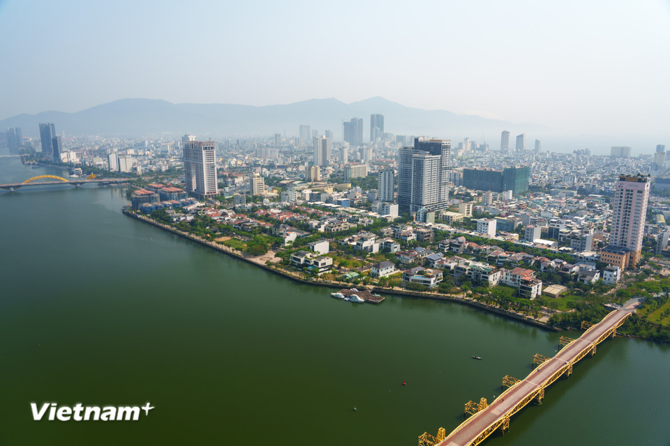Đứng trên đỉnh cánh buồm Trần Thị Lý, thu trọn vào tầm mắt vẻ đẹp quyến rũ của thành phố biển, tận hưởng trọn vẹn làn gió mát rượi mang hơi thở của biển khơi. (Ảnh. Thanh Phong/Vietnam+)