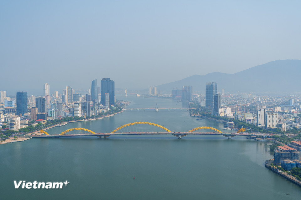 Phóng tầm mắt từ đỉnh tháp cao 145m, toàn cảnh thành phố Đà Nẵng thu gọn trong khung hình, phô diễn nhịp sống năng động của một đô thị đang vươn mình ra biển lớn. (Ảnh. Thanh Phong/Vietnam+)