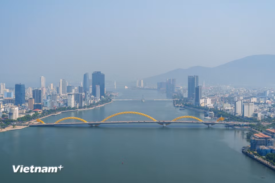 Phóng tầm mắt từ đỉnh tháp cao 145m, toàn cảnh thành phố Đà Nẵng thu gọn trong khung hình, phô diễn nhịp sống năng động của một đô thị đang vươn mình ra biển lớn. (Ảnh. Thanh Phong/Vietnam+)