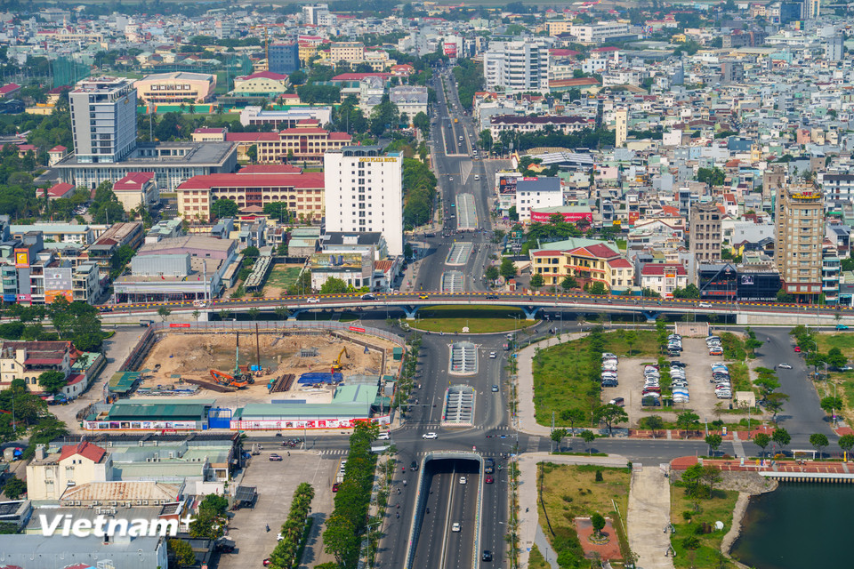 Sự hòa quyện giữa hệ thống hạ tầng giao thông hiện đại và mảng xanh đô thị hiện lên trọn vẹn khi quan sát từ đài quan sát đặc biệt này. (Ảnh. Thanh Phong/Vietnam+)