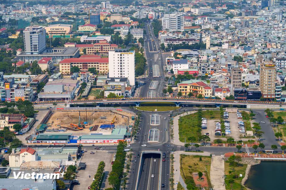 Sự hòa quyện giữa hệ thống hạ tầng giao thông hiện đại và mảng xanh đô thị hiện lên trọn vẹn khi quan sát từ đài quan sát đặc biệt này. (Ảnh. Thanh Phong/Vietnam+)