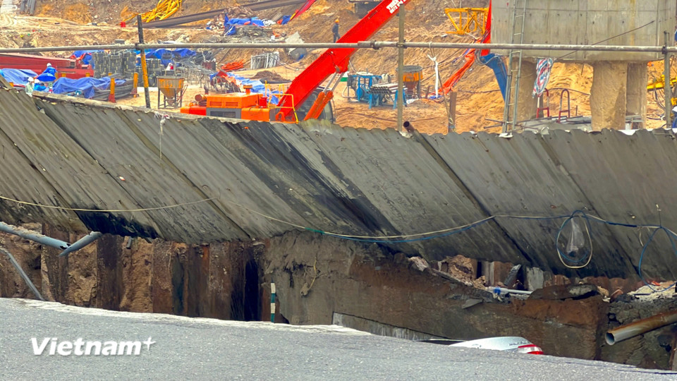 Vị trí hố nằm sát hàng rào tôn của một dự án đang được thi công xây dựng. (Ảnh: Thanh Phong/Vietnam+)