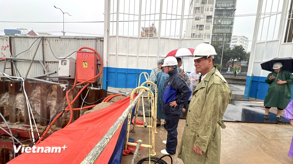 Cơ quan chức năng Đà Nẵng đã tiếp cận hiện trường “hố tử thần”, nuốt chửng ôtô. (Ảnh: Thanh Phong/Vietnam+)