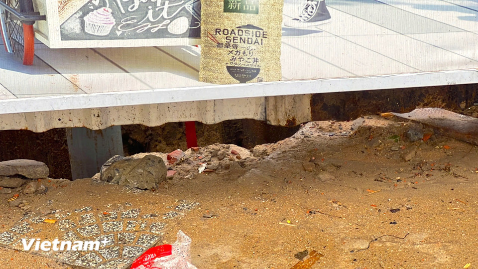 Vị trí hố nằm sát hàng rào tôn của một dự án đang được thi công xây dựng. (Ảnh: Thanh Phong/Vietnam+)