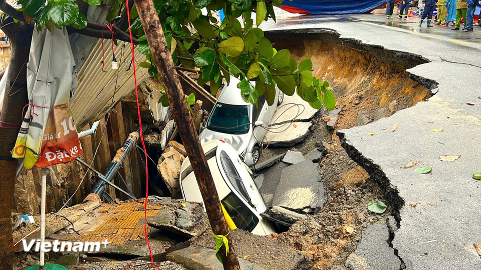 Theo ghi nhận, "hố tử thần" nằm sát lề bên phải đường Nguyễn Công Trứ (hướng đường Ngô Quyền đi Trần Hưng Đạo). Bề rộng hố chiếm gần nửa mặt đường, độ sâu khoảng 2m. (Ảnh: Thanh Phong/Vietnam+)