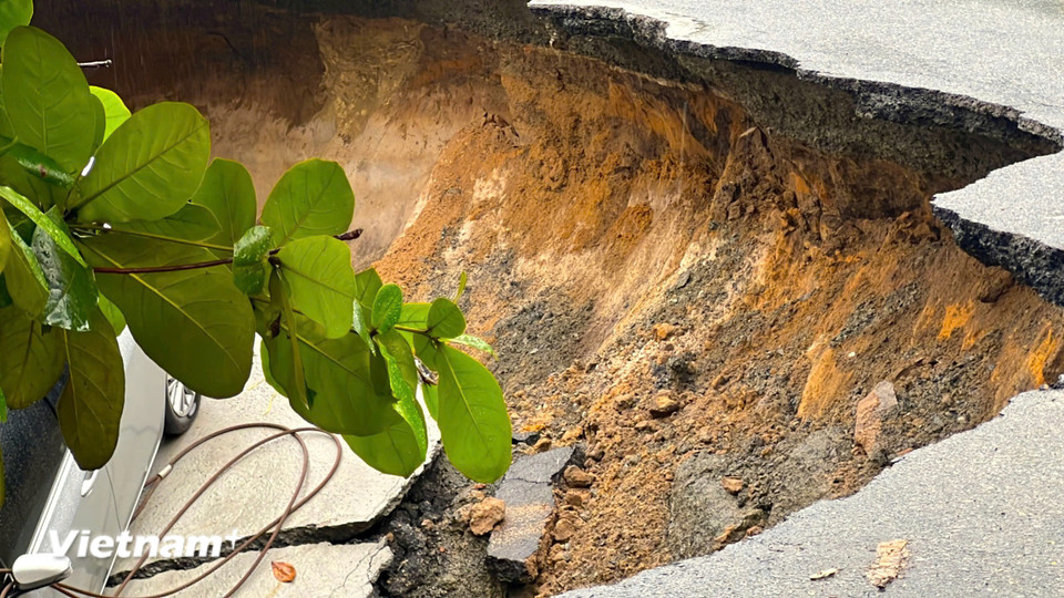 Theo ghi nhận, "hố tử thần" nằm sát lề bên phải đường Nguyễn Công Trứ (hướng đường Ngô Quyền đi Trần Hưng Đạo). Bề rộng hố chiếm gần nửa mặt đường, độ sâu khoảng 2m. (Ảnh: Thanh Phong/Vietnam+)