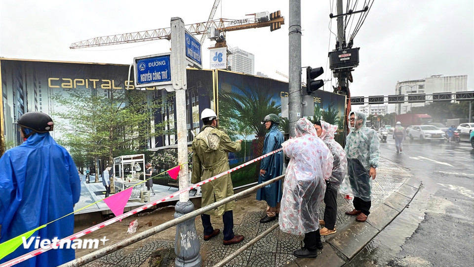 Cơ quan chức năng Đà Nẵng đã tiếp cận hiện trường “hố tử thần”, nuốt chửng ôtô. (Ảnh: Thanh Phong/Vietnam+)