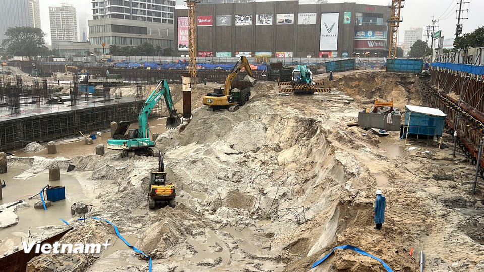 Vị trí hố nằm sát hàng rào tôn của một dự án đang được thi công xây dựng. (Ảnh: Thanh Phong/Vietnam+)