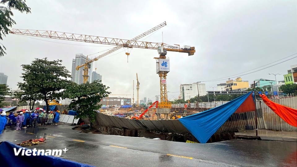 Vị trí hố nằm sát hàng rào tôn của một dự án đang được thi công xây dựng. (Ảnh: Thanh Phong/Vietnam+)