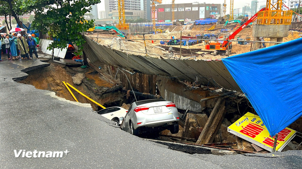"Hố tử thần" nằm sát lề bên phải đường Nguyễn Công Trứ (hướng đường Ngô Quyền đi Trần Hưng Đạo). Bề rộng hố chiếm gần nửa mặt đường, độ sâu khoảng 2m. (Ảnh: Thanh Phong/Vietnam+)