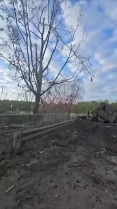 Khoảnh khắc lính Nga đang kiểm tra cầu ở Kursk thì trúng pháo kích Ukraine