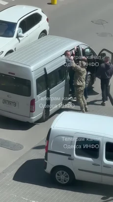 Phụ nữ Ukraine hợp lực giải cứu nhiều thanh niên bị bắt lính trên phố
