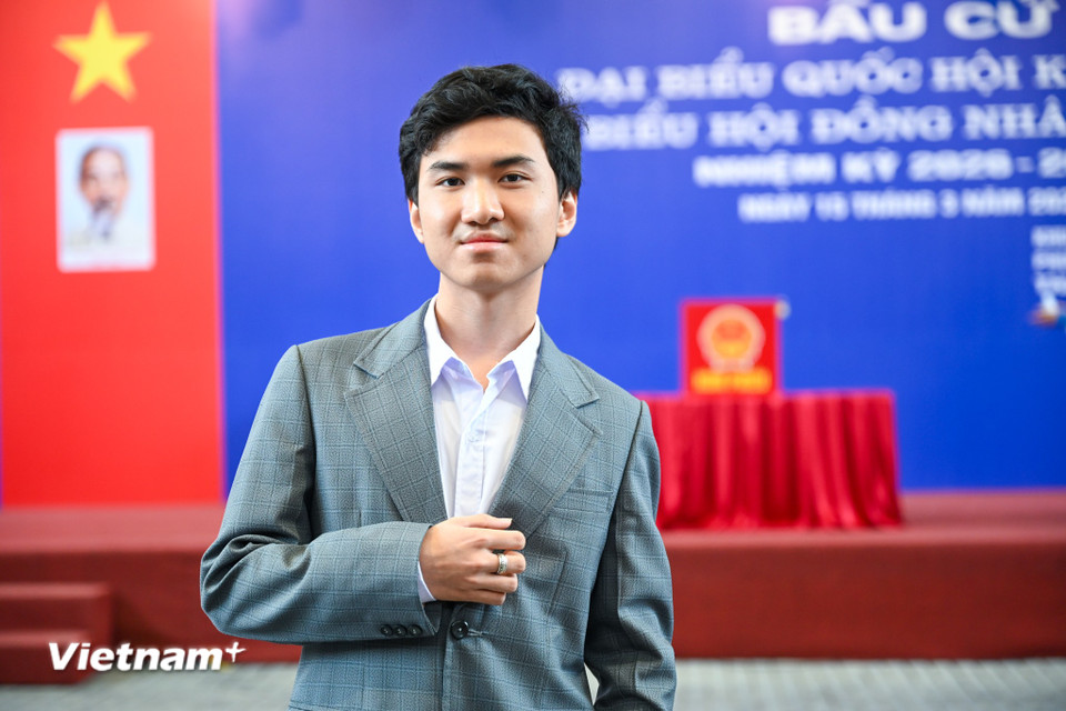Huỳnh Thanh Phong - Cử tri vừa đủ 18 tuổi trên địa bàn phường Cửa Nam đi bỏ phiếu từ rất sớm. Phong hào hứng chia sẻ: "Lần đầu tiên bầu cử em cảm thấy rất vui sướng hạnh phúc tự hào. Đồng thời em cũng cảm thấy trách nhiệm nặng nề khi phải suy nghĩ cân nhắc kỹ lưỡng để bầu ra một người vì nhân dân, đại diện cho nhân dân đứng ra hoàn thành tốt nhiệm vụ Tổ quốc giao phó." (Ảnh: Minh Sơn/Vietnam+)