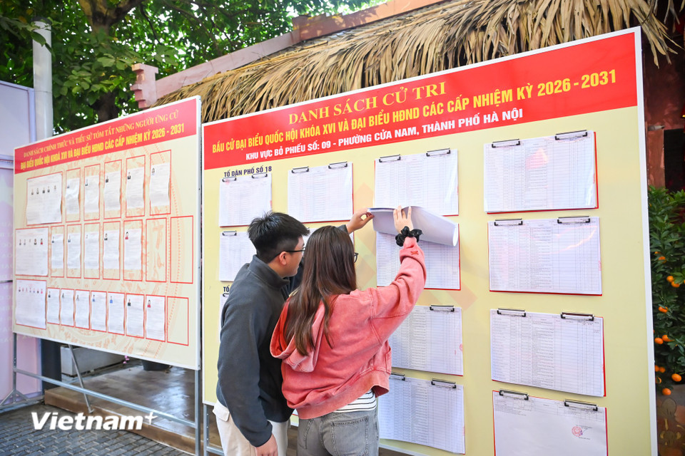 Bỏ phiếu bắt đầu từ 7h sáng đến 19h ngày 15/3/2026. Tùy tình hình địa phương, Tổ bầu cử có thể quyết định cho bắt đầu việc bỏ phiếu sớm hơn nhưng không được trước 5h sáng hoặc kết thúc muộn hơn nhưng không được quá 21h cùng ngày. (Ảnh: Minh Sơn/Vietnam+)