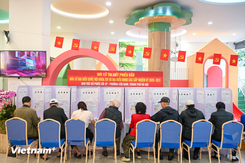 Các cử tri tham gia bỏ phiếu. (Ảnh: Minh Sơn/Vietnam+)