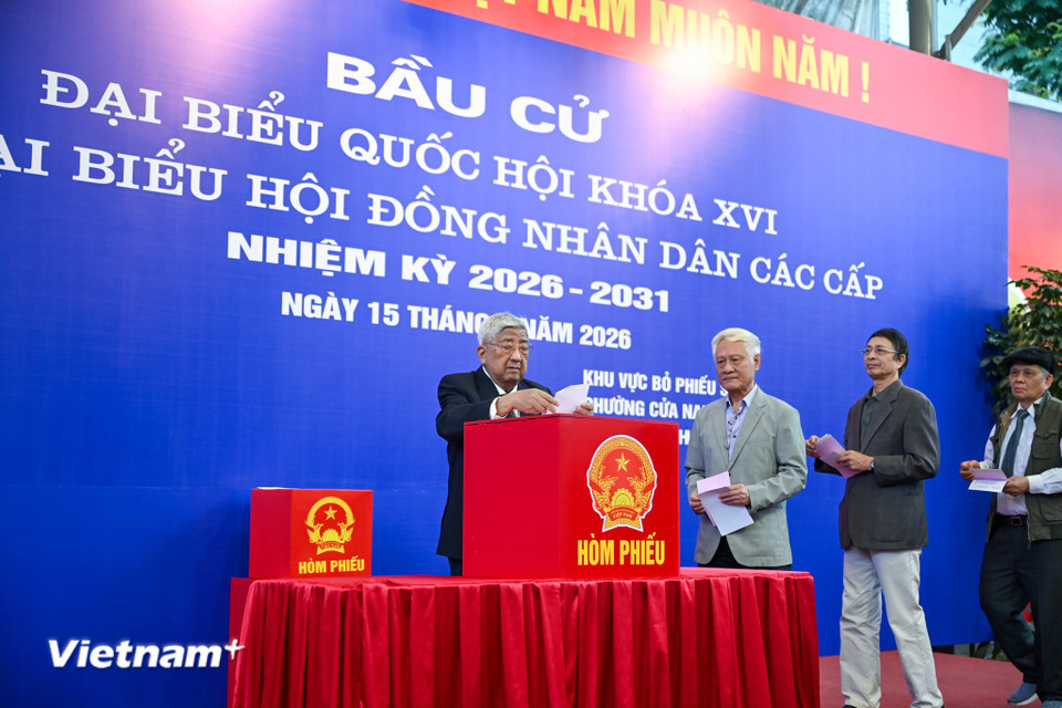 Đồng chí Phạm Thế Duyệt là một trong những cử tri đầu tiên bỏ phiếu tại địa điểm này. (Ảnh: Minh Sơn/Vietnam+)