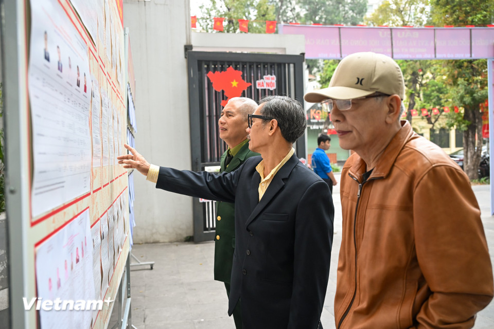 Hình ảnh những người dân quanh khu vực bỏ phiếu đến sớm để chờ đến lượt thực hiện quyền công dân đã tạo nên cảm giác gần gũi, thân mật, một biểu tượng cho thấy mọi tầng lớp xã hội đều đến với lá phiếu của mình trong ngày hội non sông. (Ảnh: Minh Sơn/Vietnam+)