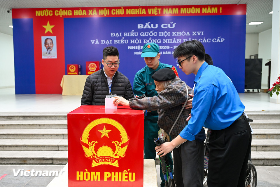 Nhiếp ảnh gia Nguyễn Quang Phùng (94 tuổi) cũng có mặt từ sớm để tham gia bỏ phiếu. (Ảnh: Minh Sơn/Vietnam+)